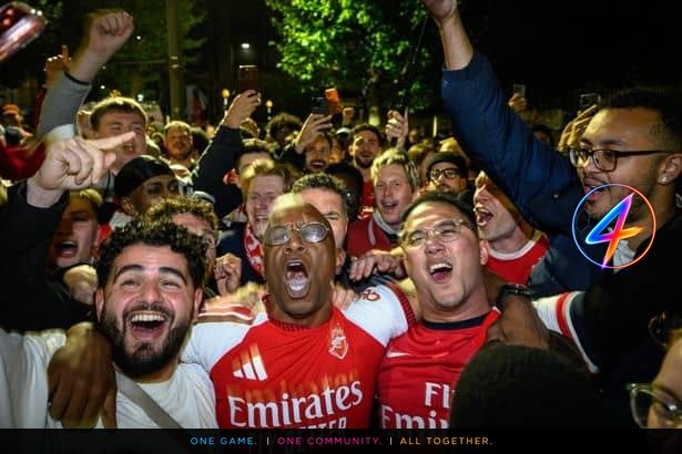 Arsenal fans and Ian Wright celebrate first league title in 22 years