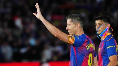 Raphinha entrega la cinta de capitán a Lewandowski al abandonar el Barcelona