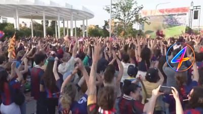 Aficionados del Barcelona celebran la final de la Champions femenina en el parque